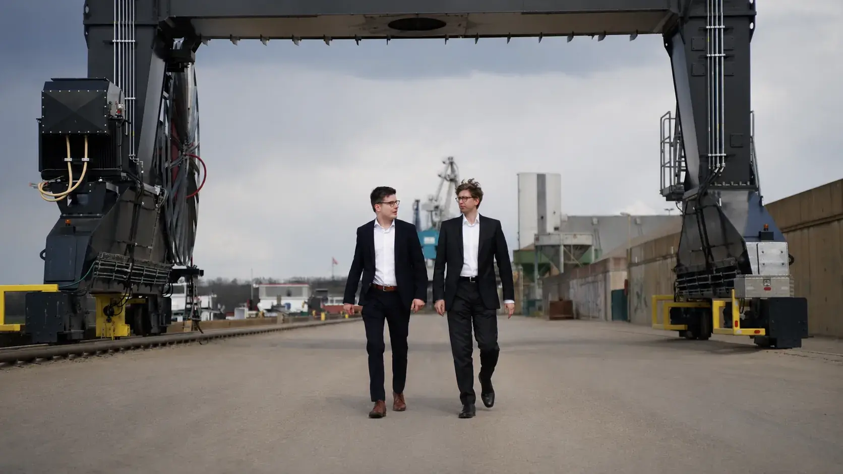 Zwei Anwälte der Partnerkanzlei B + D Rechtsanwälte im Hamburger Hafen