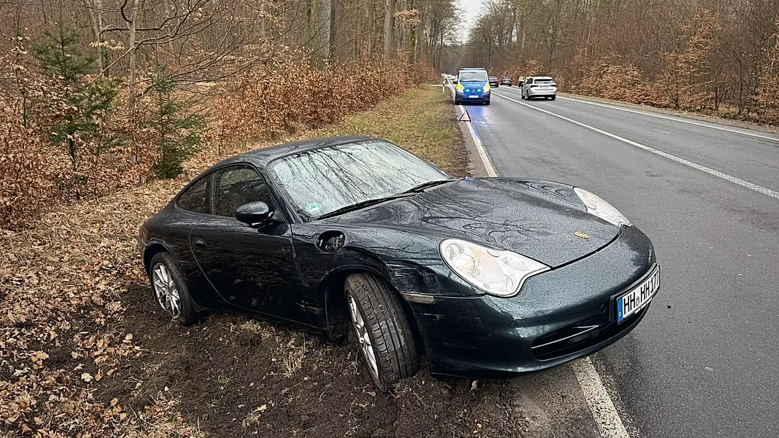 Porsche 911 mit Frontschaden im Straßengraben am Hamburger Stadtrand — Einsatz Blaulicht Gutachten