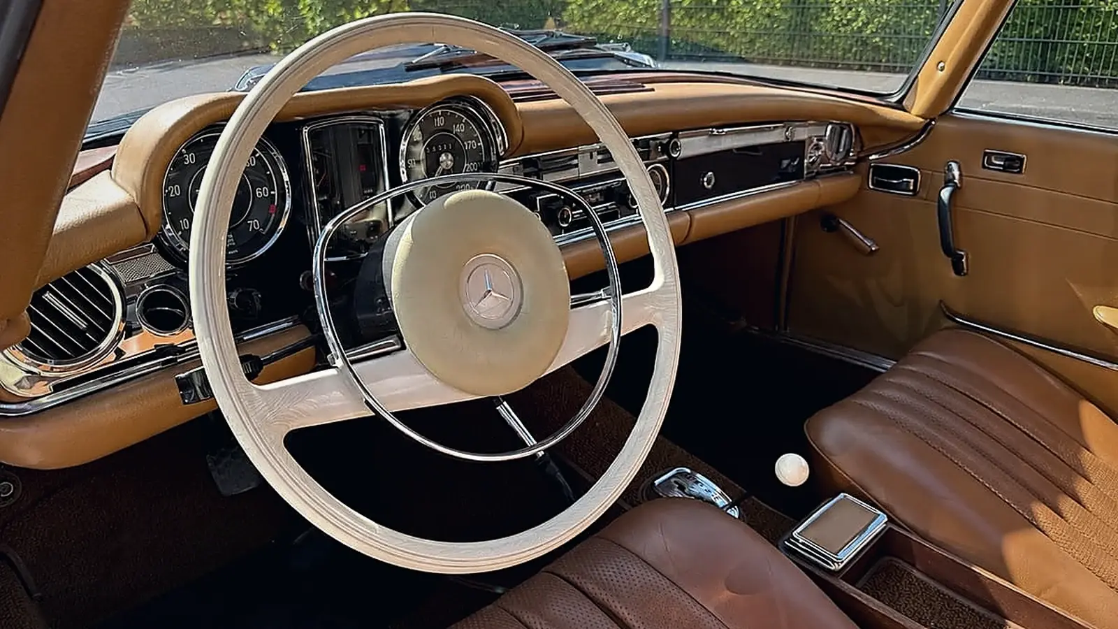Cognac-Lederinterieur einer Mercedes-Benz Pagode (W113) mit Holzapplikationen und Bakelit-Lenkrad — Wertgutachten Klassiker