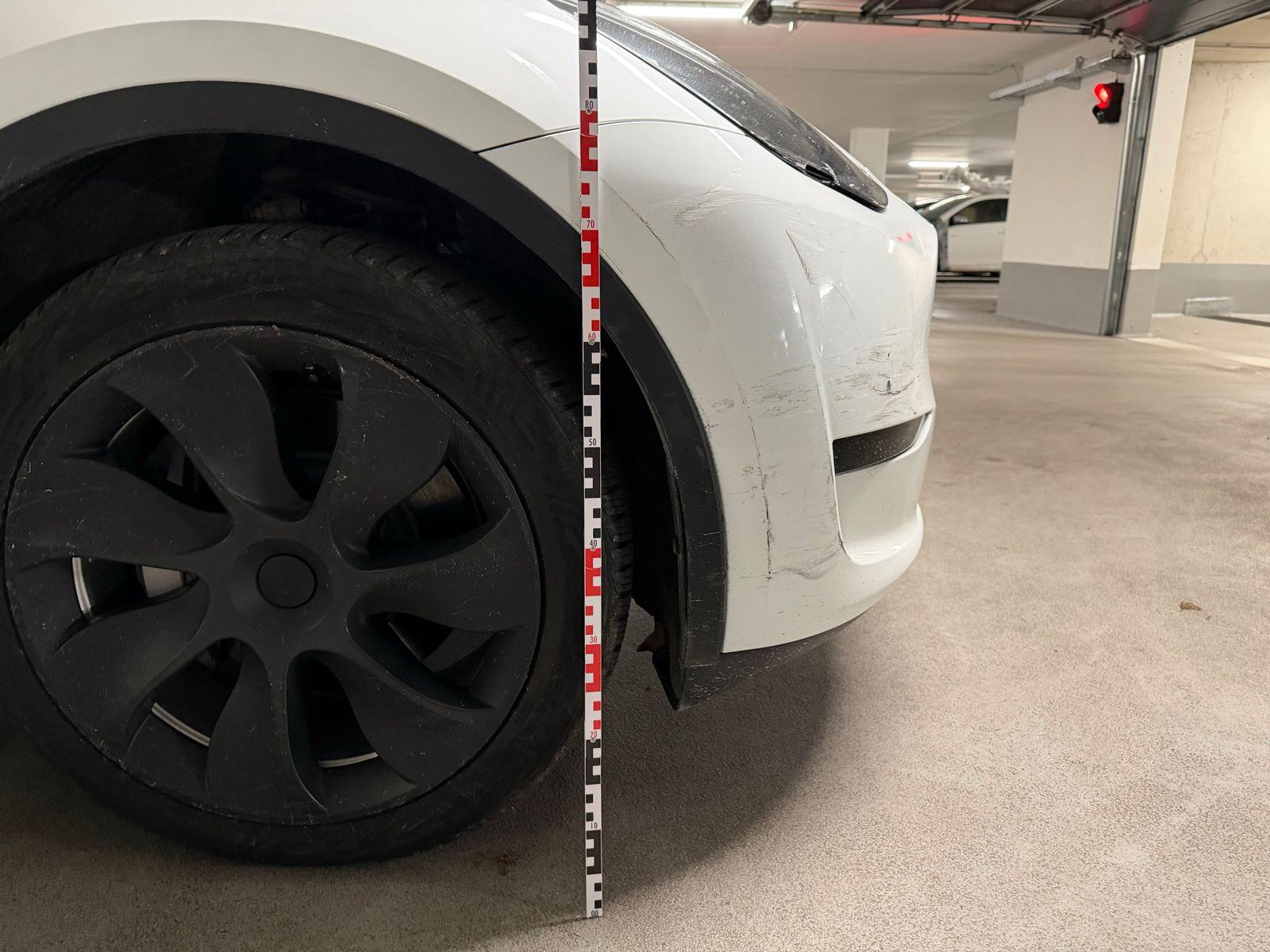 Tesla Frontschaden mit Messstab dokumentiert