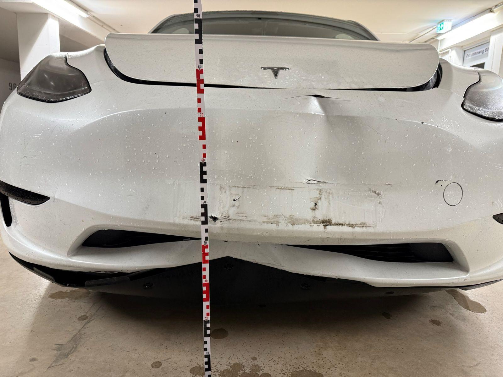 Tesla Heckschaden mit Messstab