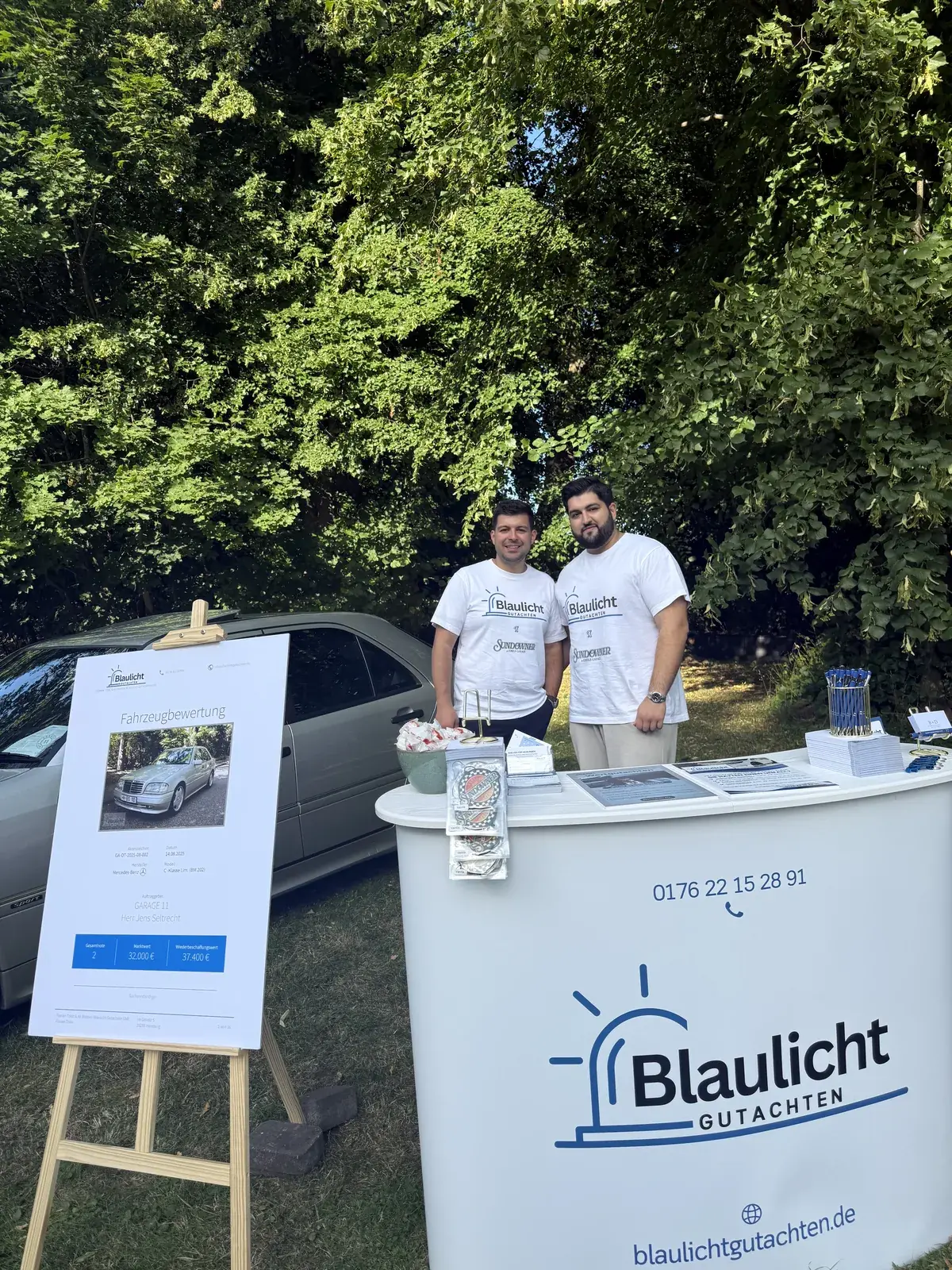 Florian Tokic und Ali Biabani am Blaulicht-Gutachten-Stand