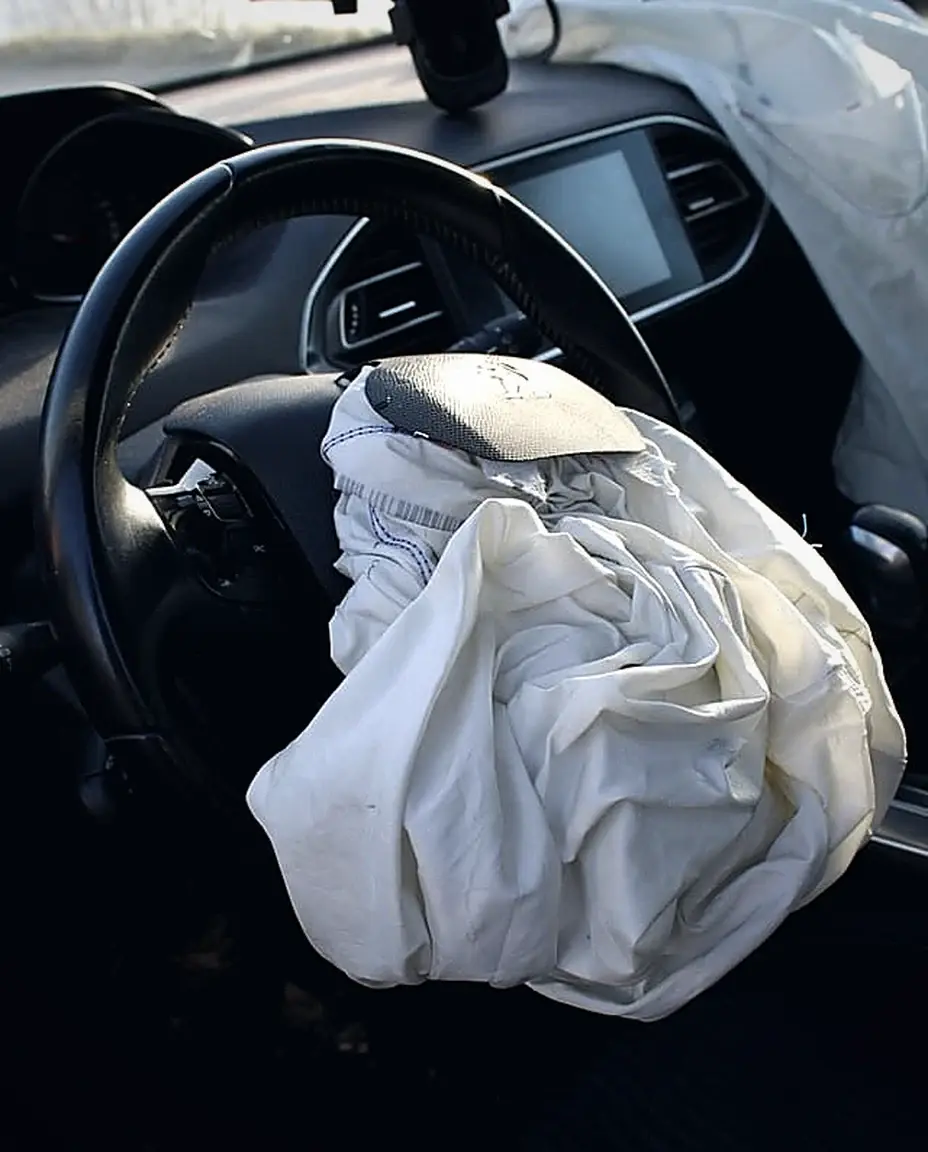 Ausgelöste Front- und Beifahrer-Airbags nach Frontalkollision — Begutachtung durch Blaulicht Gutachten Hamburg